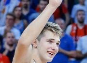 开云体育下载-乌克兰女足集体庆祝获胜呼声高涨