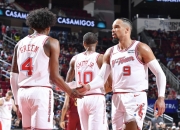 开云体育app-包含篮球巨星交锋：东部VS西部，球场上激情四射的词条