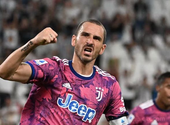 包含尤文图斯核心博努奇续约至年，中卫悍将回归的词条