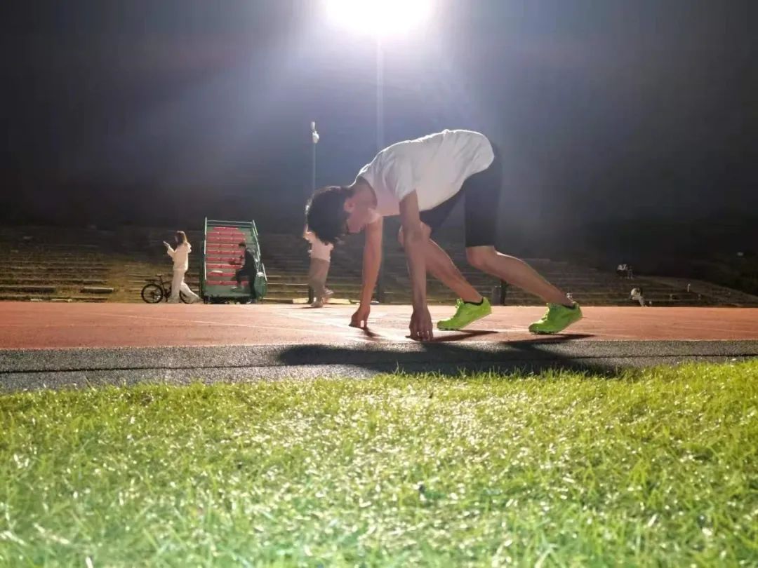 战术运用巧妙，场上球员斗志昂扬