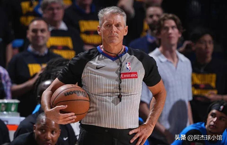 争议判罚引争议,裁判风波不断 争议判罚引争议,裁判风波不断