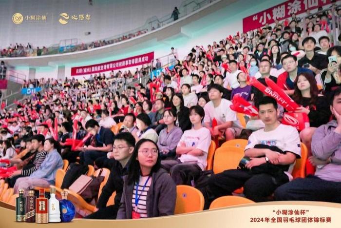 比赛现场火爆，观众欢呼不断