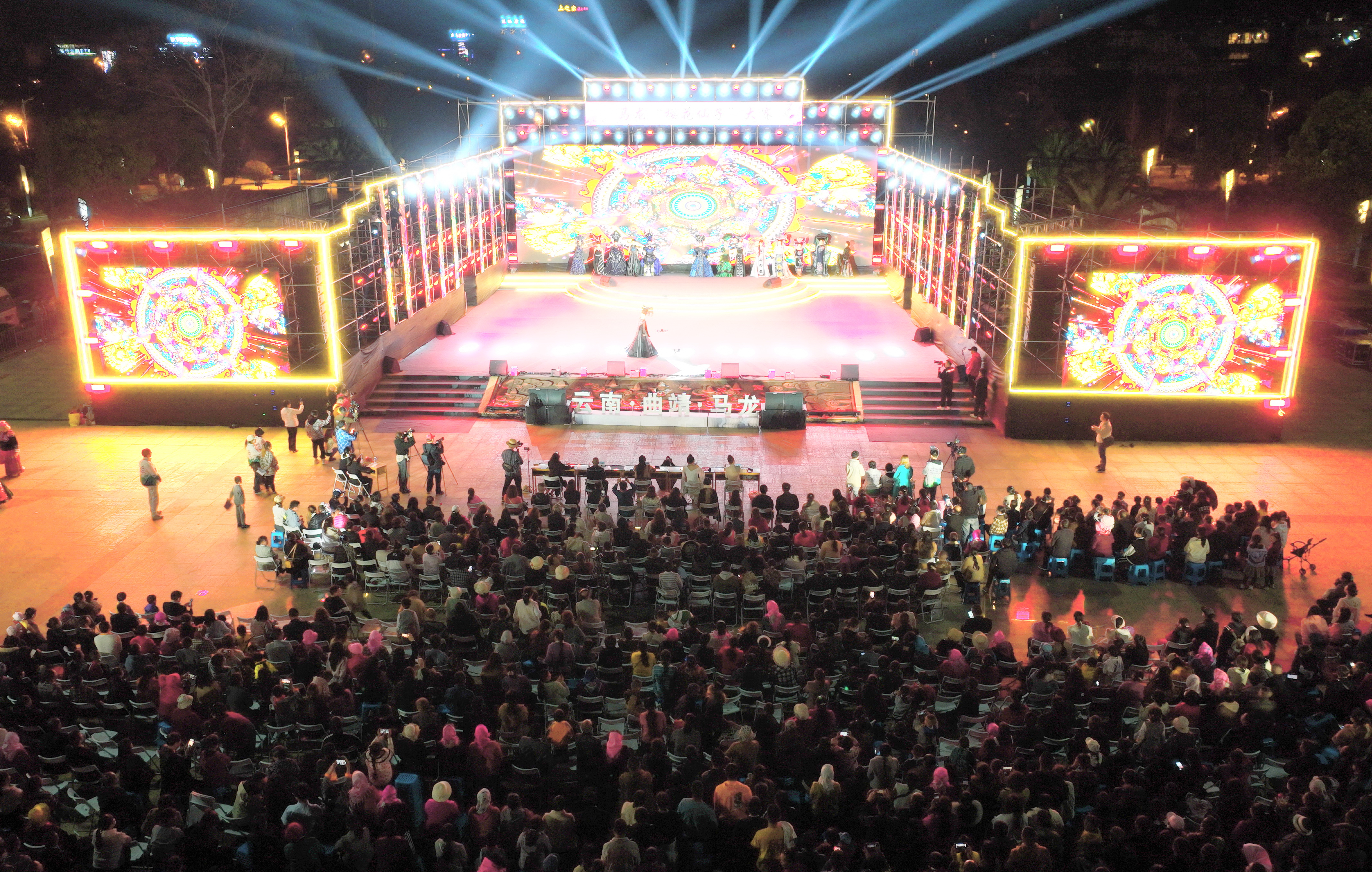 比赛现场火爆，观众欢呼不断