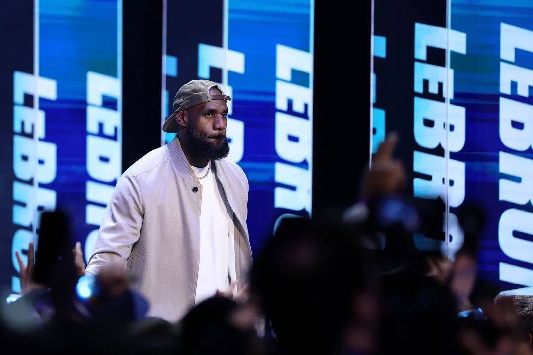 骑士前锋詹姆斯入选全明星首发