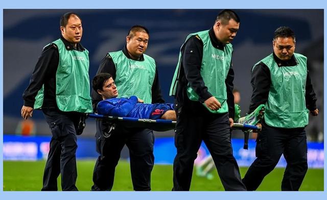 包含申花球员新伤情公布，主教练制订紧急方案的词条