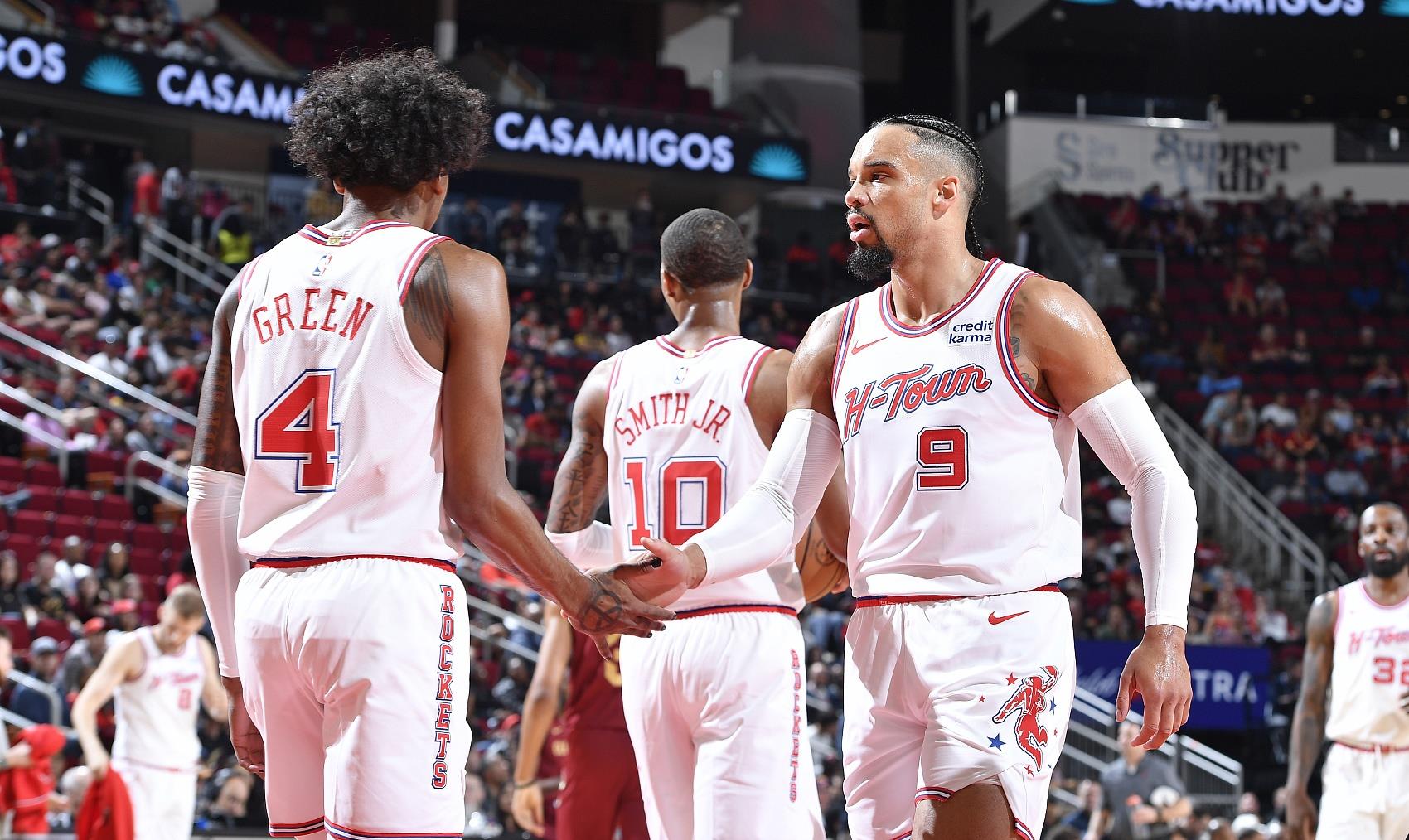 包含篮球巨星交锋：东部VS西部，球场上激情四射的词条