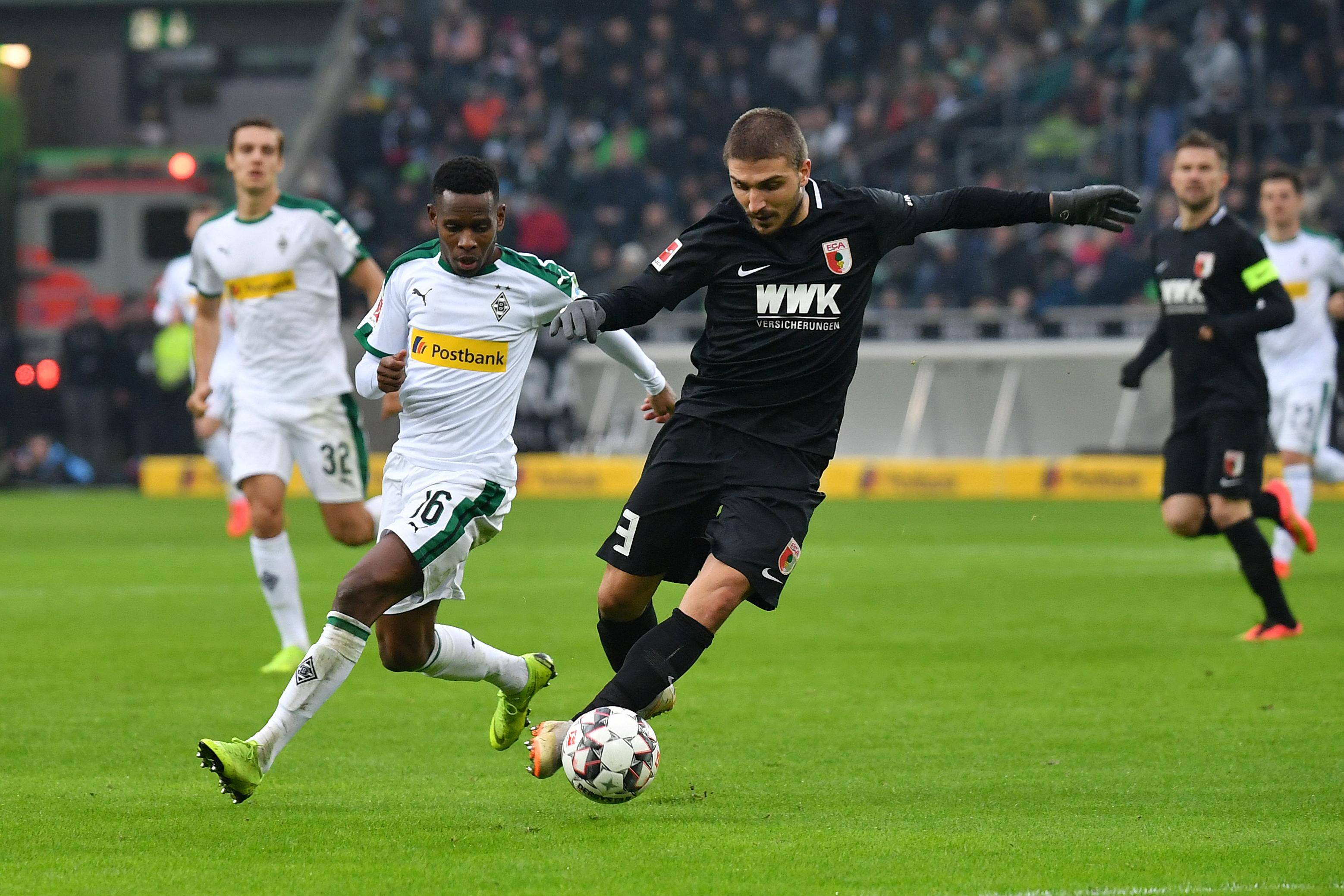 包含勒沃库森客场战平沙尔克，保持不败纪录的词条