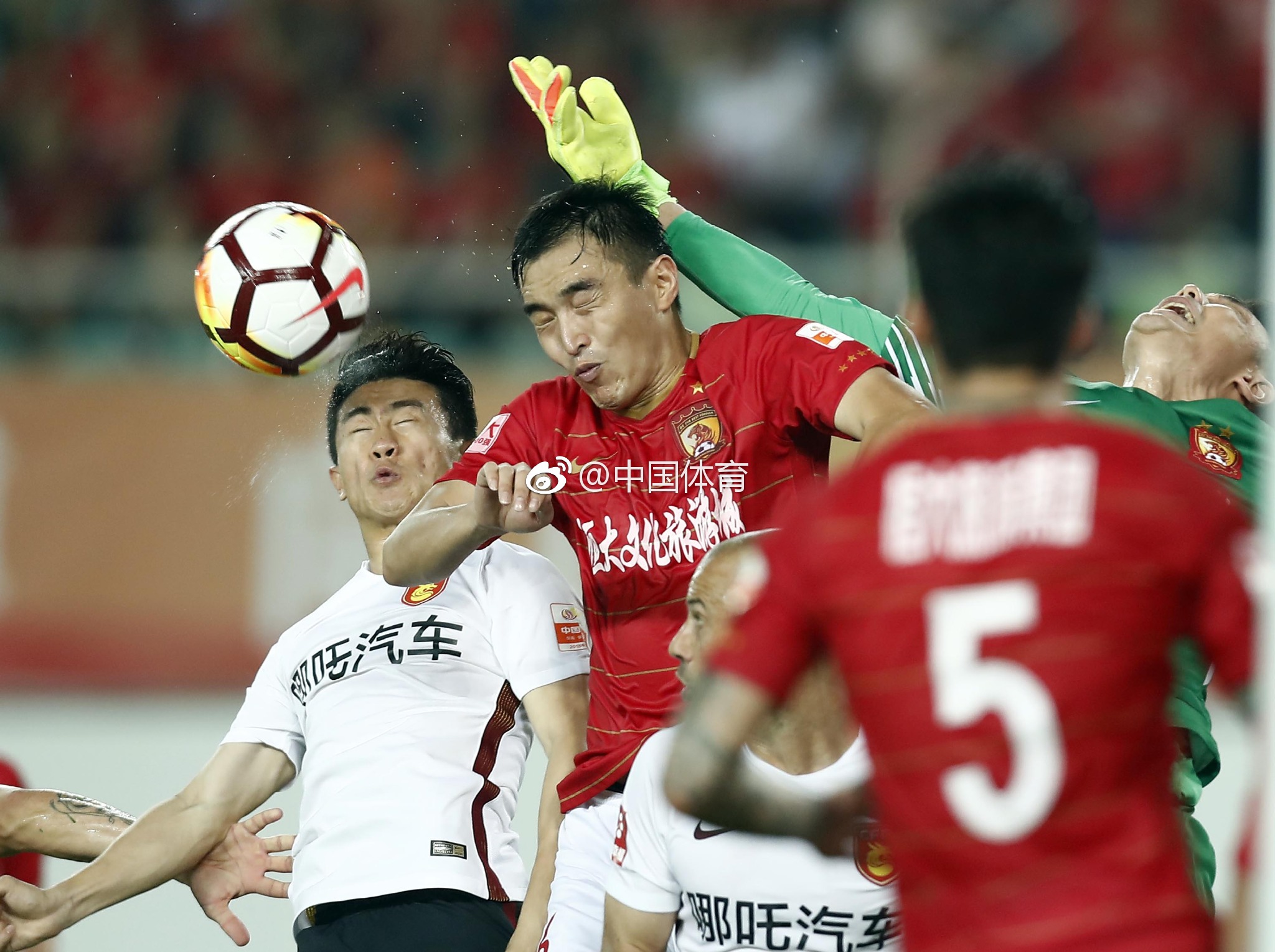 广州恒大主场战胜河北华夏幸福，赢得关键胜利
