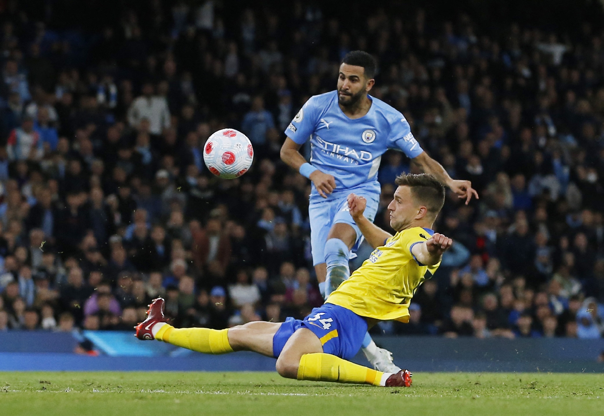 曼城队员表现出色，关键一球险胜对手继续追赶榜首位置的简单介绍