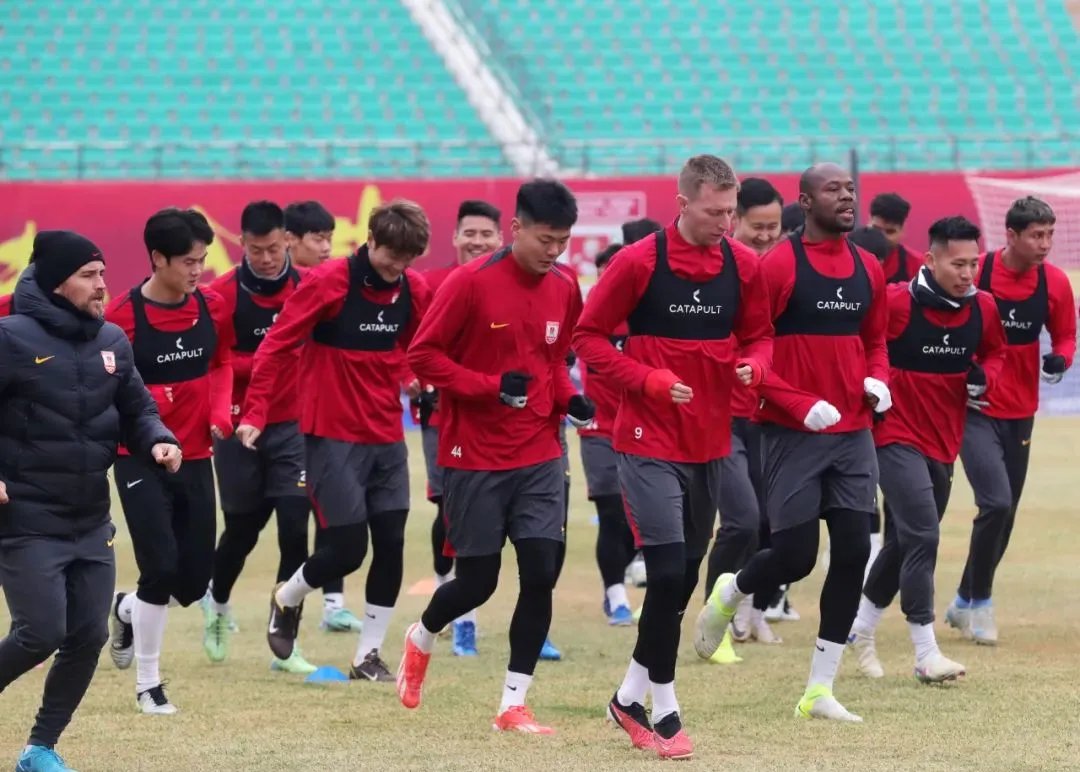 长春亚泰对阵深圳佳兆业，实力相当的简单介绍