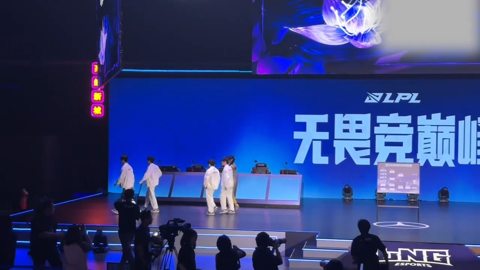 包含EDG翻盘JDG,JackeyLove团战一打五宿敌对决淘汰赛,让粉丝疯狂欢呼的词条 包含EDG翻盘JDG,JackeyLove团战一打五宿敌对决淘汰赛,让粉丝疯狂欢呼的词条