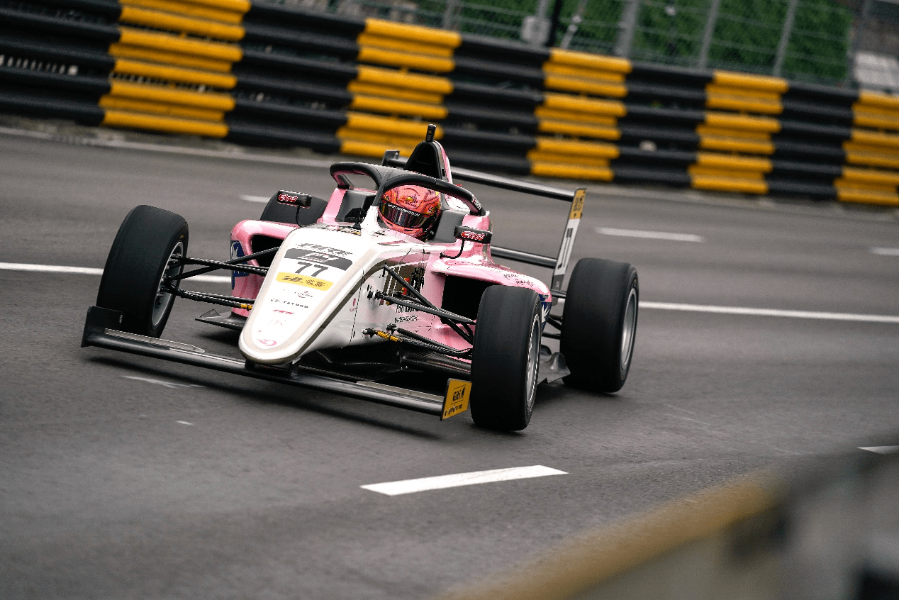 史诗对决!赛车上演极限翻盘的简单介绍 史诗对决!赛车上演极限翻盘的简单介绍